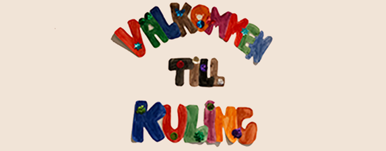 Välkommen till kuling står i urklippta färgglada bokstäver uppsatt på en vit bakgrund. 
