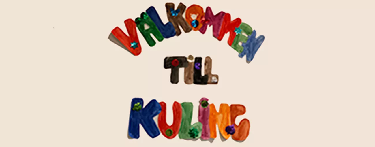 Välkommen till kuling står i urklippta färgglada bokstäver uppsatt på en vit bakgrund.