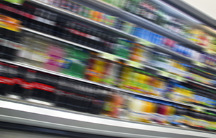 Suddig bild av en hylla i en matvaruaffär. 